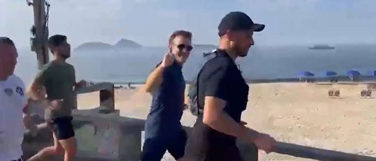 Presidente da França, Emmanuel Macron, é visto fazendo uma corrida pela orla da Praia de Ipanema, no Rio de Janeiro.