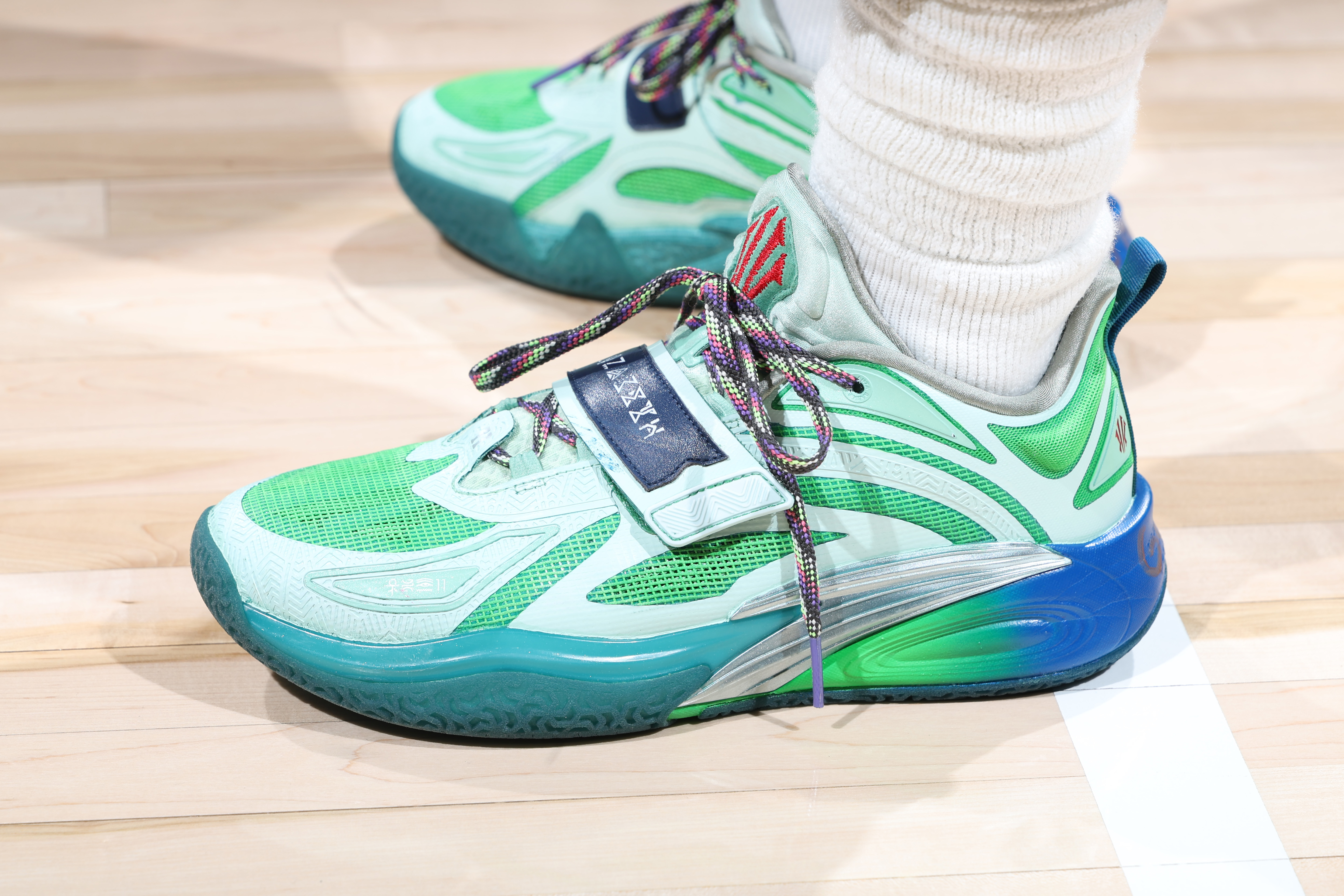 O guarda do Dallas Mavericks Kyrie Irving aprende como liderar