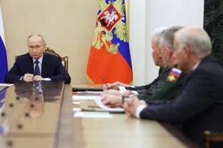 O presidente russo, Vladimir Putin (L), realiza uma reunião com autoridades de defesa em Moscou