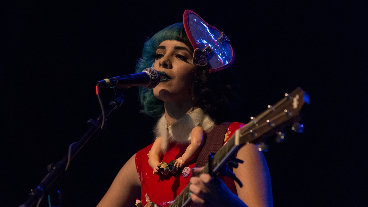 Cores Vibrantes e Sucesso: A Carreira Musical de Melanie Martinez