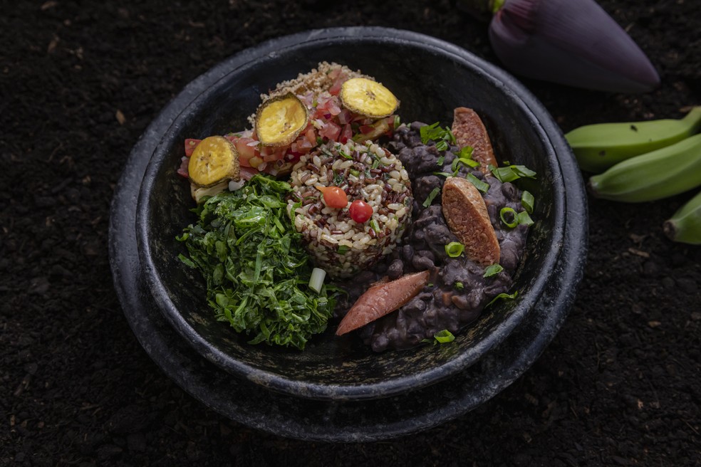Banana verde:  Feijoada vegana, servida às quartas e aos sábados, é atração do menu que reúne ingredientes naturais e criatividade — Foto: Divulgação