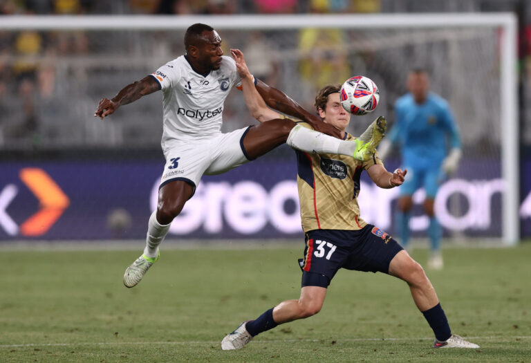 Brian Kaltak dos Mariners e Lachlan Bayliss dos Jets competem pela bola.