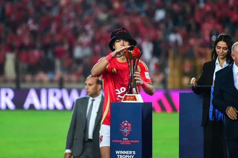 Eman Ashour com a taça da Copa África-Ásia-Pacífico – Eman Ashour com a taça da Copa África-Ásia-Pacífico –