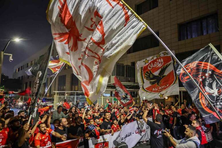 Torcida do Al-Ahly recepciona o time em Doha – Torcida do Al-Ahly recepciona o time em Doha –