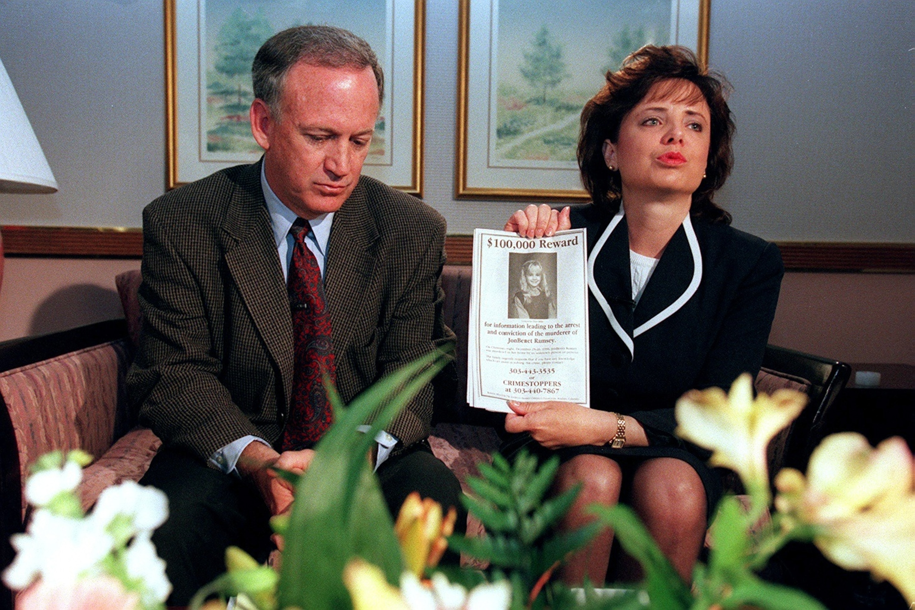 FOTO: John e Patsy Ramsey, os pais de JonBenet Ramsey, reúnem-se com um pequeno grupo selecionado da mídia local do Colorado após quatro meses de silêncio em Boulder, Colorado, em 1º de maio de 1997.