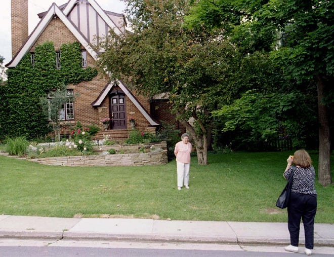 Annie Morse, à esquerda, tem uma foto tirada por sua filha na frente da casa de John e Patsy Ramsey em Boulder, Colorado, em 17 de junho de 1997.