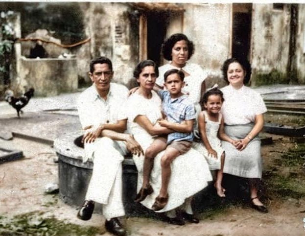 Caetano e Maria Bethânia crianças em foto de família — Foto: Reprodução