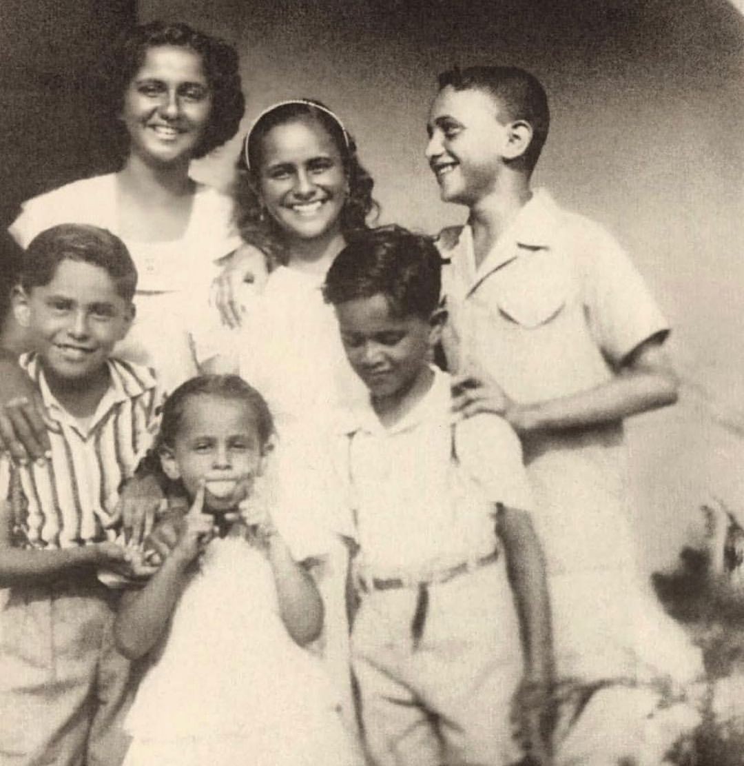 Caetano Veloso posa com irmãos Mabel, Clara Maria, Rodrigo, Roberto e Maria Bethânia, em Santo Amaro (BA), no ano de 1953 — Foto: Reprodução