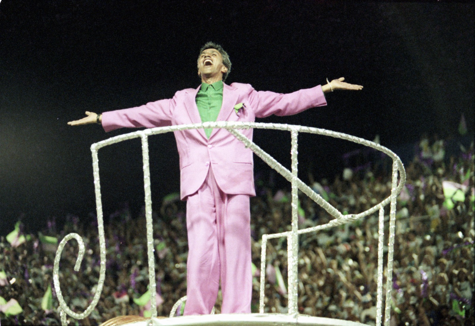 Caetano desfila como destaque da escola de samba Estação Primeira de Mangueira em 1994, ano do enredo "Atrás da verde-e-rosa só não vai quem já morreu"  — Foto: Marcia Foletto / Agência O Globo 