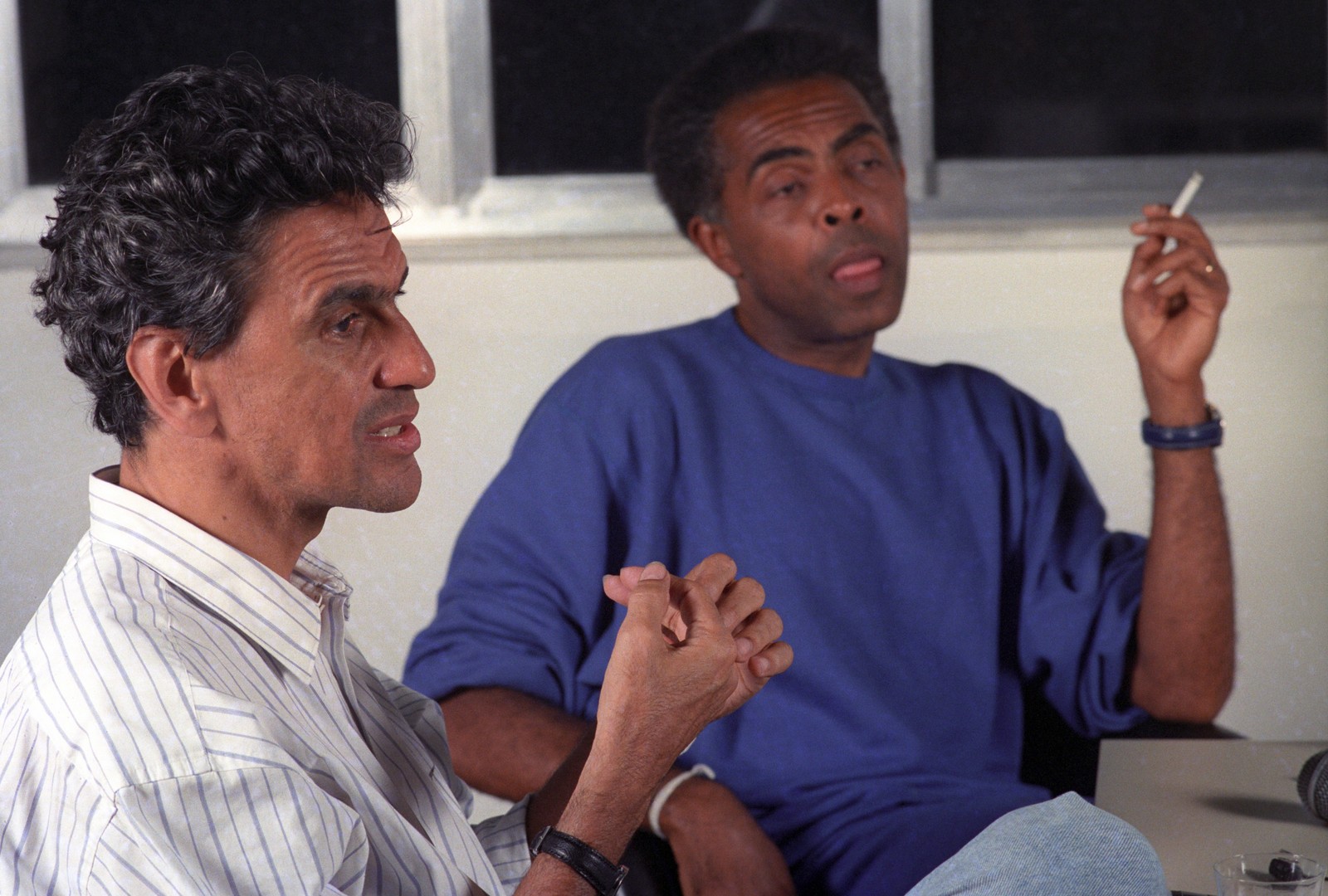 Caetano Veloso e Gilberto Gil dão entrevista em 1993 — Foto: Marcos André Pinto / Agência O Globo 