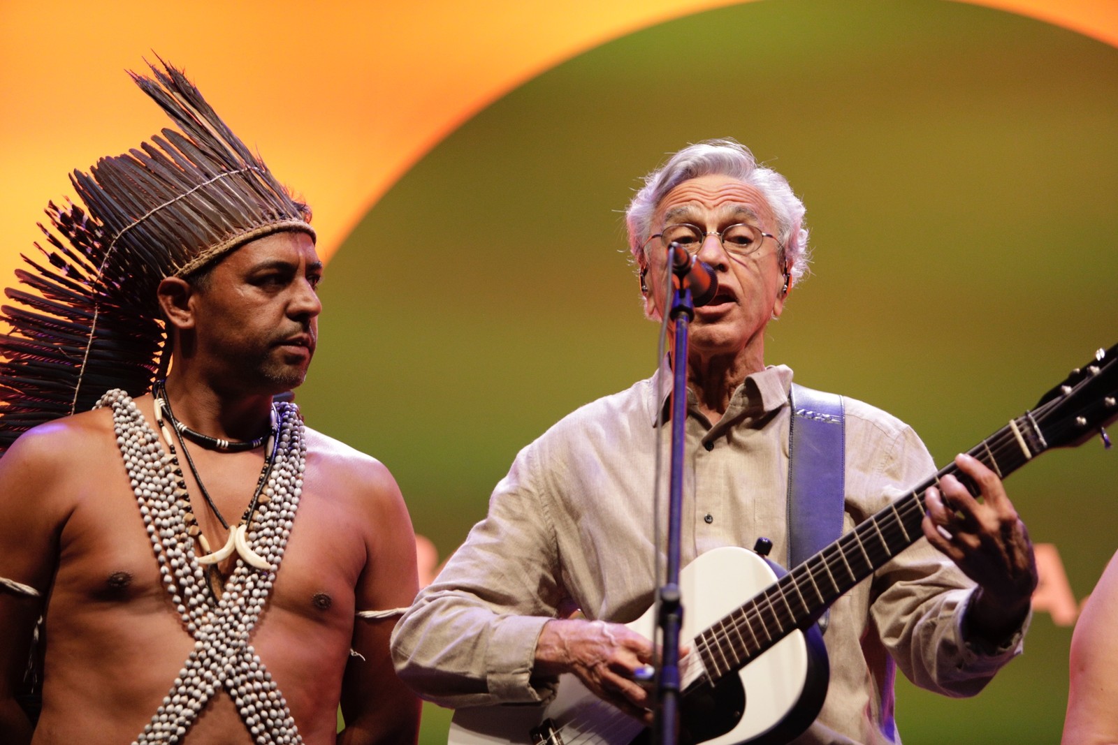 Caetano Veloso toca com índios no Circo Voador — Foto: Gabriel Monteiro / Agência O Globo 