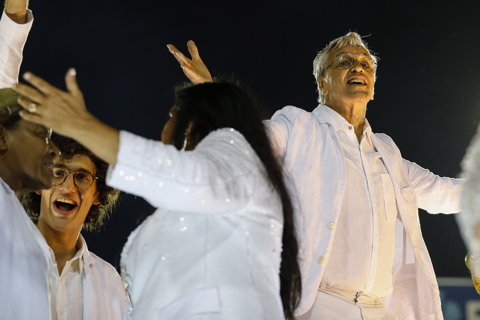 Caetano desfilou pela Mangueira com o filho Zeca Veloso, em 2016, ano em que a verde-e-rosa teve como enredo a irmã do músico, Maria Bethânia  — Foto: Daniel Marenco / Agência O Globo 