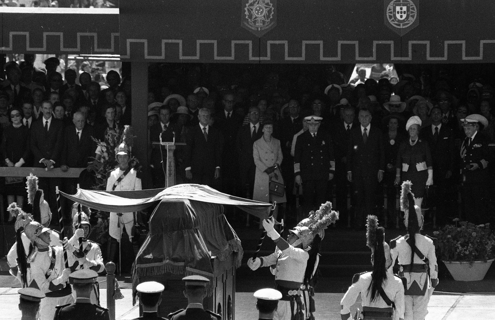 Dragões da Independência com a urna de Dom Pedro diante de autoridades, no Rio, em 1972 — Foto: Eurico Dantas/Agência O GLOBO