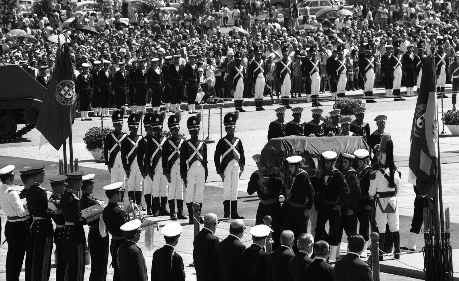 Caixão com despojos de Dom Pedro no Monumento aos Mortos da Segunda Guerra, no Rio, em 1972 — Foto: Jorge Peter/Agência O GLOBO