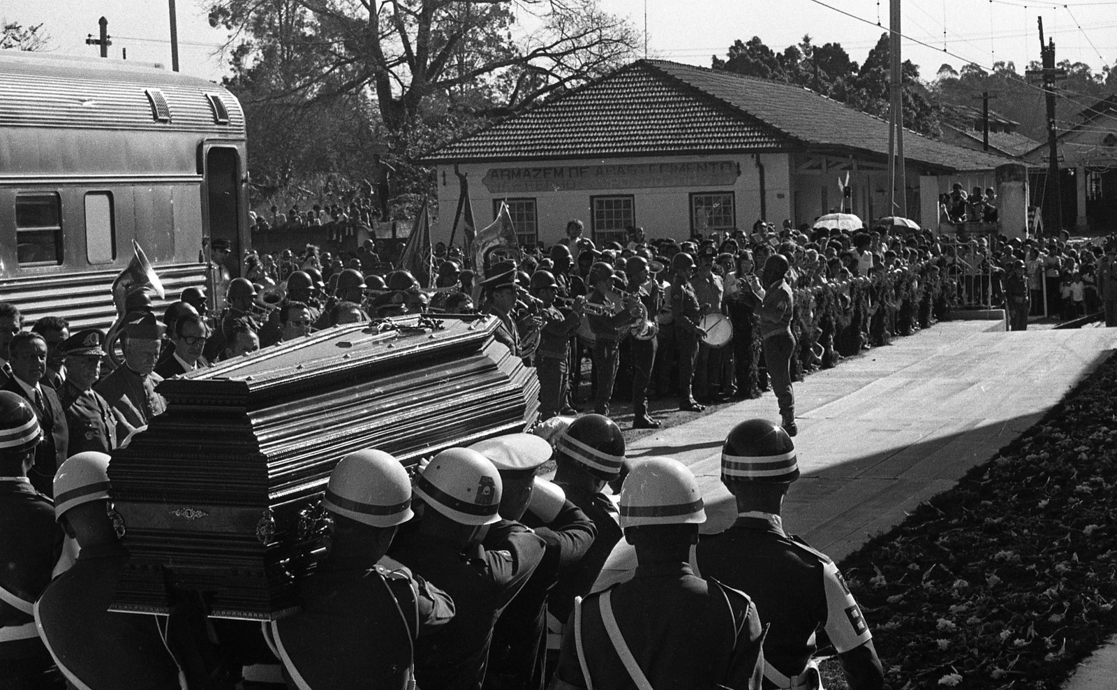 Caixão com despojos de Dom Pedro em São Paulo, em 1972 — Foto: Pedro Martinelli/Agência O GLOBO 