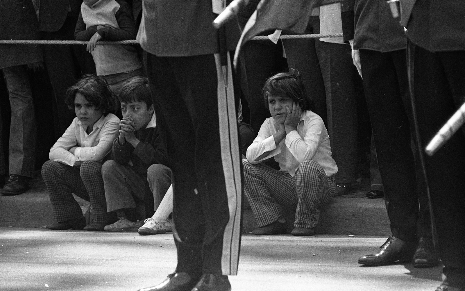 Crianças entendiadas na recepção aos despojos de Dom Pedro em São Paulo, 1972 — Foto: Pedro Martinelli/Agência O GLOBO