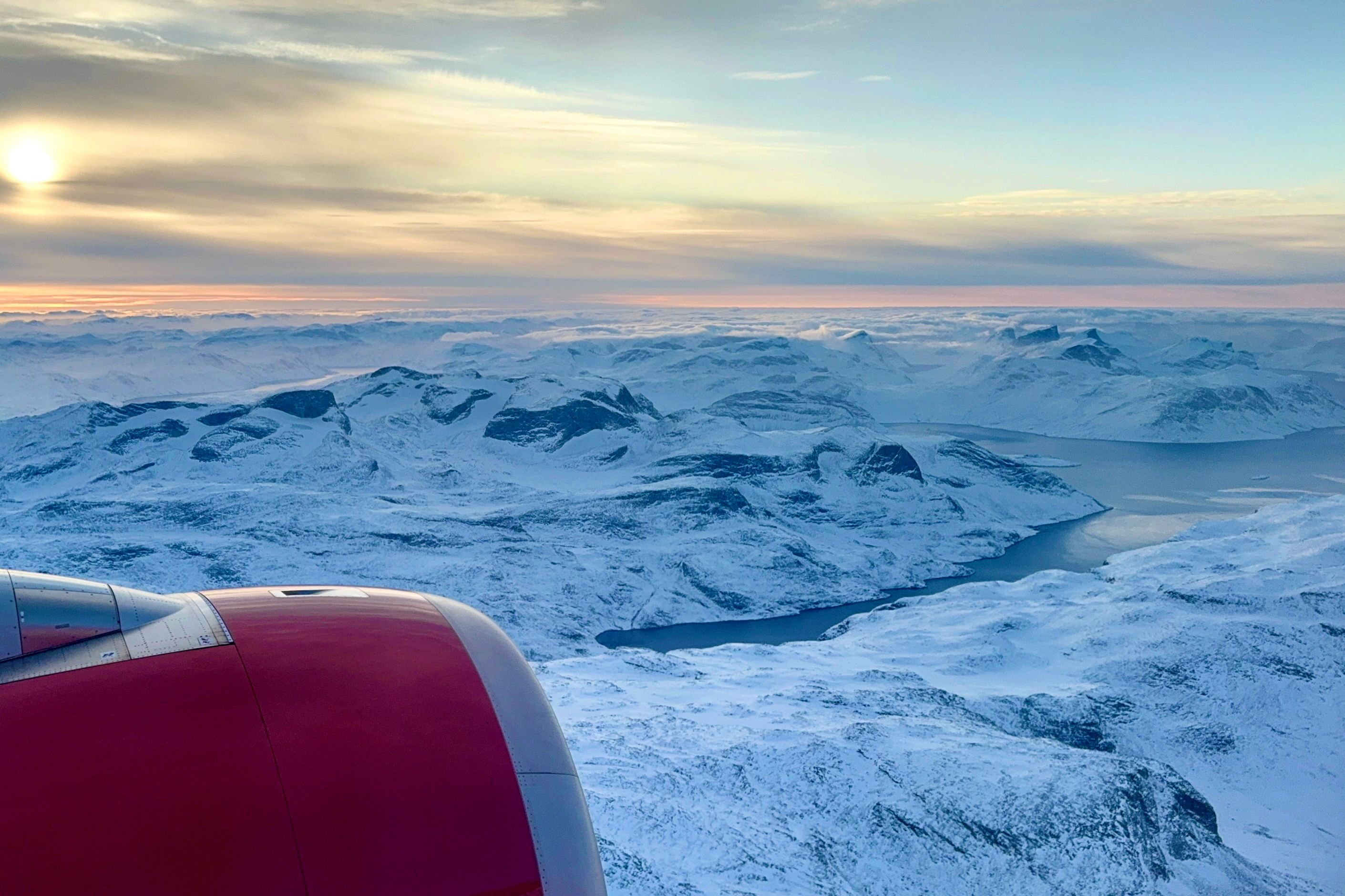 As montanhas da Groenlândia a partir de um Airbus A330neo da Air Greenland se aproximando do Aeroporto Internacional de Nuuk (GOH)