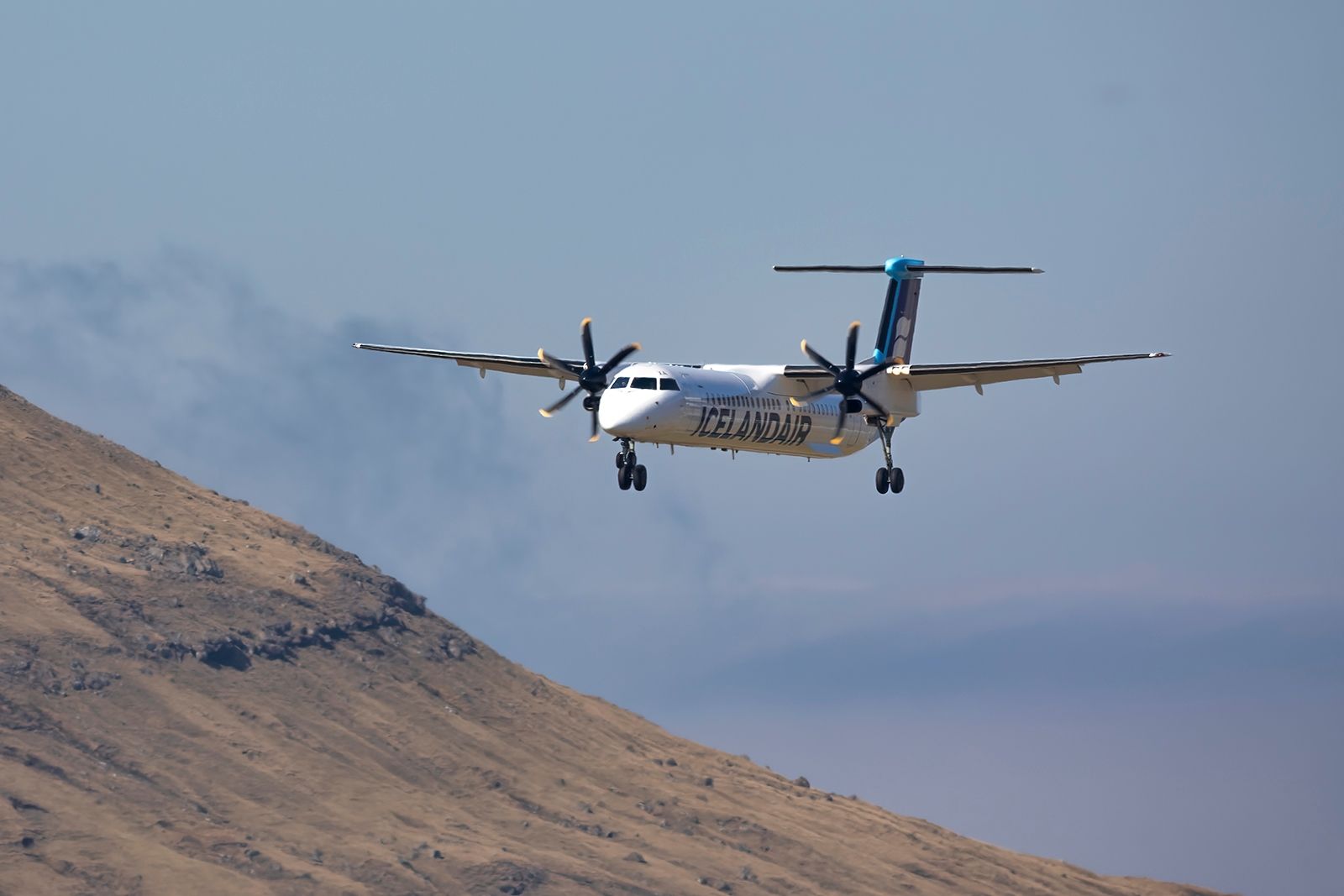 Icelandair Q400 aproximando-se do Aeroporto de Vágar, nas Ilhas Faroé