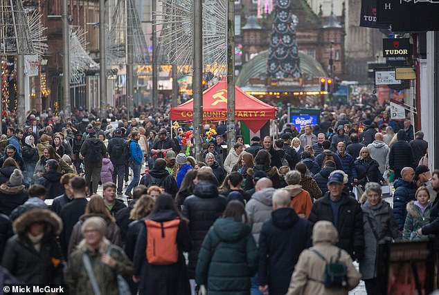 Os compradores vão à Buchanan Street, em Glasgow, para a última grande promoção de fim de semana antes do Natal