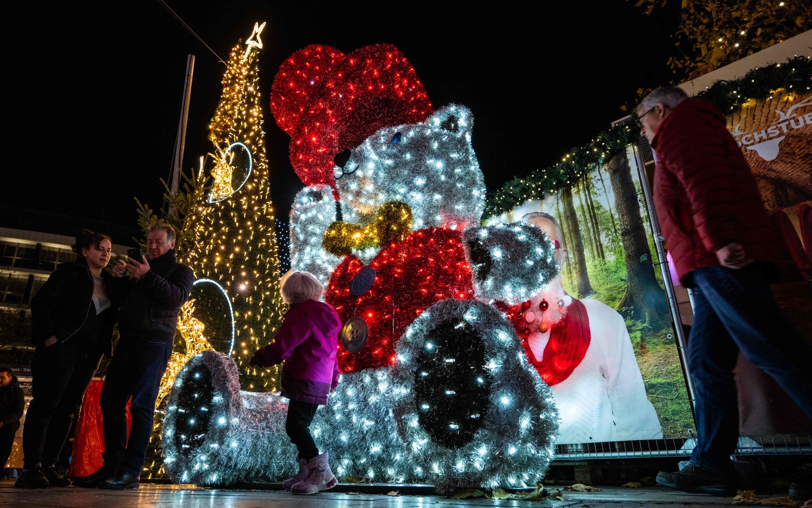 Urso polar iluminado por luzes natalinas em Berlim — Foto: John MACDOUGALL / AFP