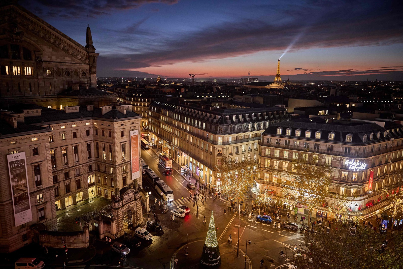 Região central de Paris, na França, ao anoitecer — Foto: Kiran RIDLEY / AFP