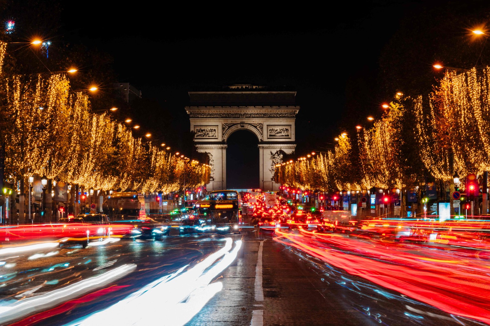 Arco do Triunfo ao fundo da imagem, em Paris — Foto: Dimitar DILKOFF / AFP