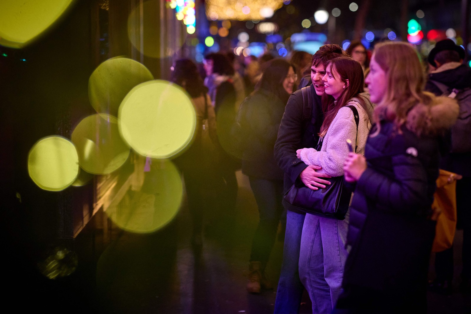 Casal observa decoração da Galeria Lafayette Haussmann, que comemora seu 130º Natal em 2024 — Foto: Kiran RIDLEY / AFP