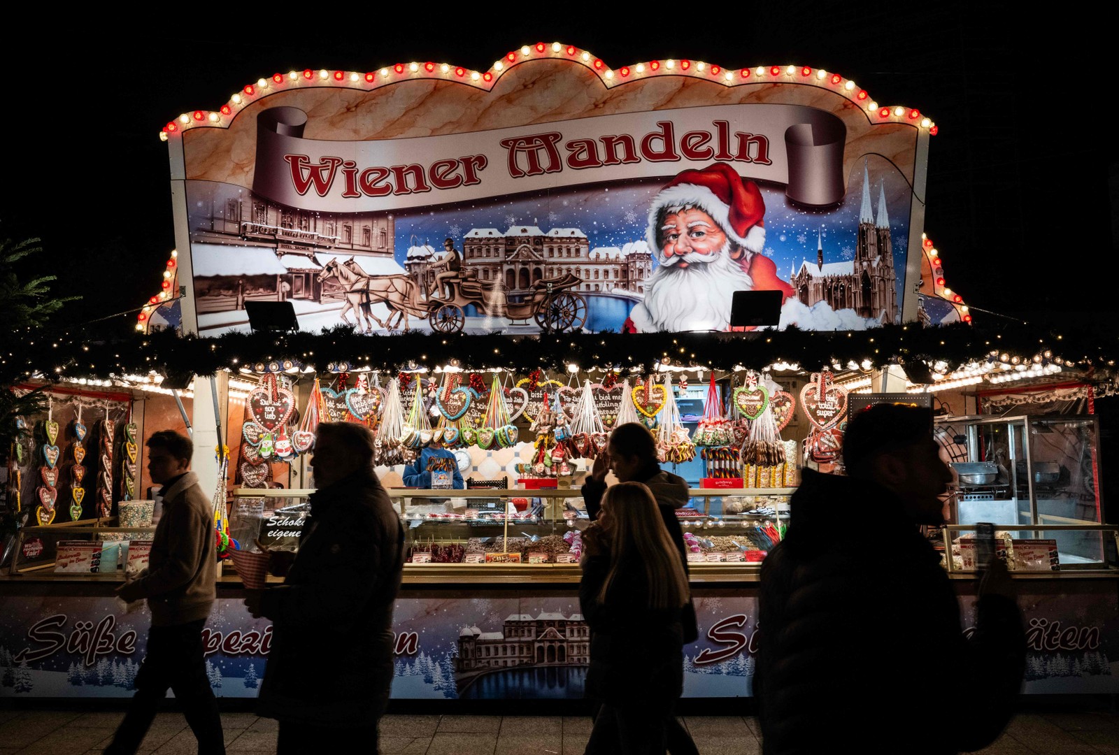 Conhecido como 'Mercado de Natal', em Berlim, já pode receber visitantes — Foto: John MACDOUGALL / AFP