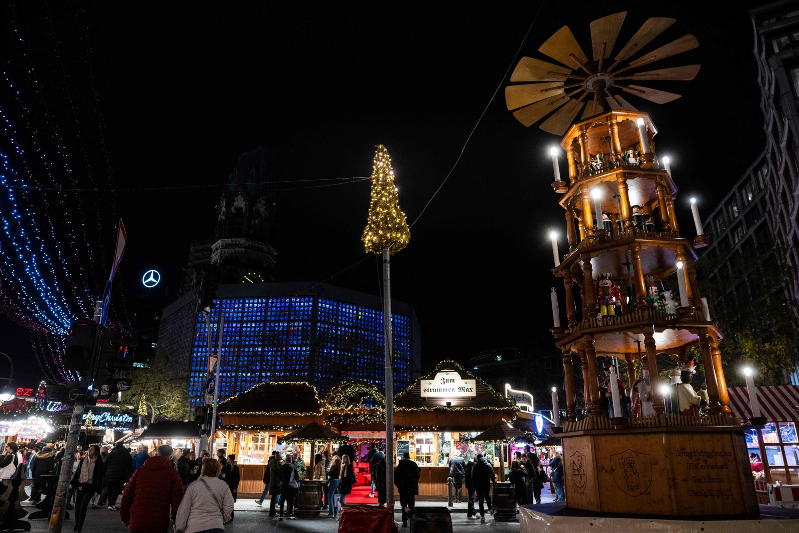 Uma enorme torre natalina recebe os visitantes em uma praça em Berlim, capital da Alemanha — Foto: John MACDOUGALL / AFP