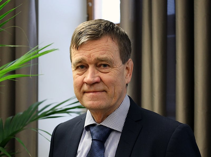 O secretário Permanente do Ministério da Defesa finlandês, general Esa Pulkkinen (foto), disse na ocasião que Putin passou a ser totalmente imprevisível, havendo risco de guerra nuclear.