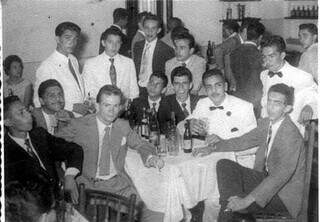 Grupo de homens reunidos no baile no Rádio Clube, em 1950. (Foto: Facebook) 