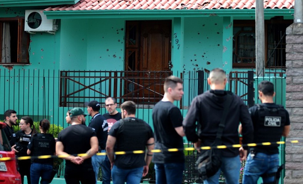 Parede perfurada por tiros em casa de Novo Hamburgo, onde caminhoneiro matou três pessoas e feriu outras nove: registro de CAC e quadro de esquizofrenia, segundo a polícia — Foto: MIGUEL NORONHA/AGÊNCIA ENQUADRAR