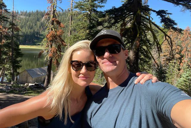 Quem é a esposa de Drew Brees? Tudo sobre Brittany Brees e seu relacionamento de décadas com o quarterback vencedor do Super Bowl 1 Drew Brees/ Instagram Drew Brees tira uma selfie com sua esposa Brittany Brees em setembro de 2022.