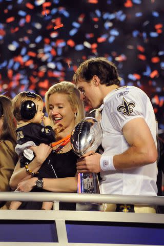 Quem é a esposa de Drew Brees? Tudo sobre Brittany Brees e seu relacionamento de décadas com o quarterback vencedor do Super Bowl 5 Focus on Sport / Getty Drew Brees # 9 do New Orleans Saints com sua esposa Brittany e filho Baylen Robert Brees depois que o Saints derrotou o Indianapolis Colts no Super Bowl XLIV em 7 de fevereiro de 2010 em Miami Gardens, Flórida.