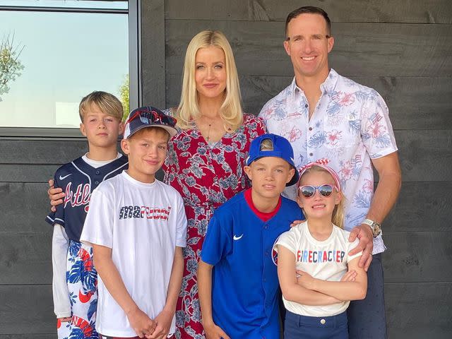 Quem é a esposa de Drew Brees? Tudo sobre Brittany Brees e seu relacionamento de décadas com o quarterback vencedor do Super Bowl 3 Drew Brees/ Instagram Drew Brees e sua esposa Brittany Brees com seus filhos Baylen, Bowen, Callen e Rylen.