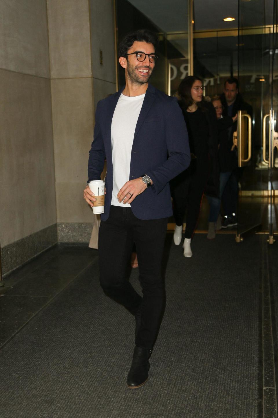 Justin Baldoni visto saindo dos estúdios da NBC em Nova York