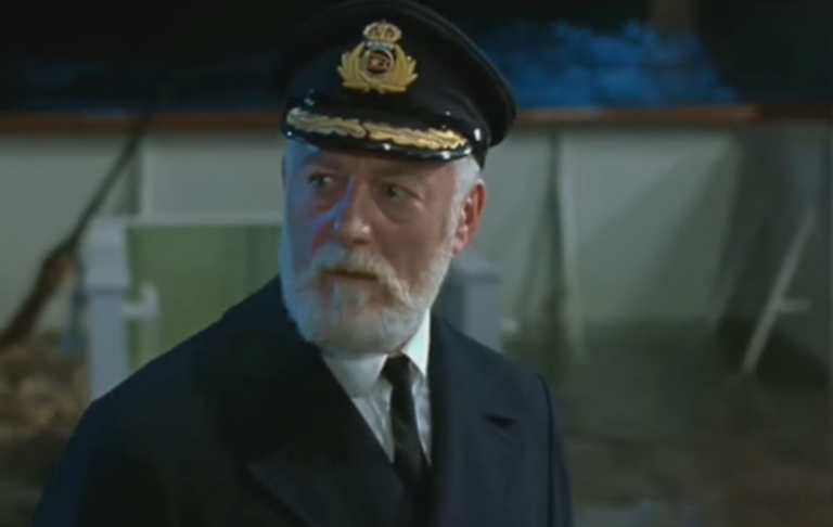 Bernard Hill como capitão Smith em Titanic