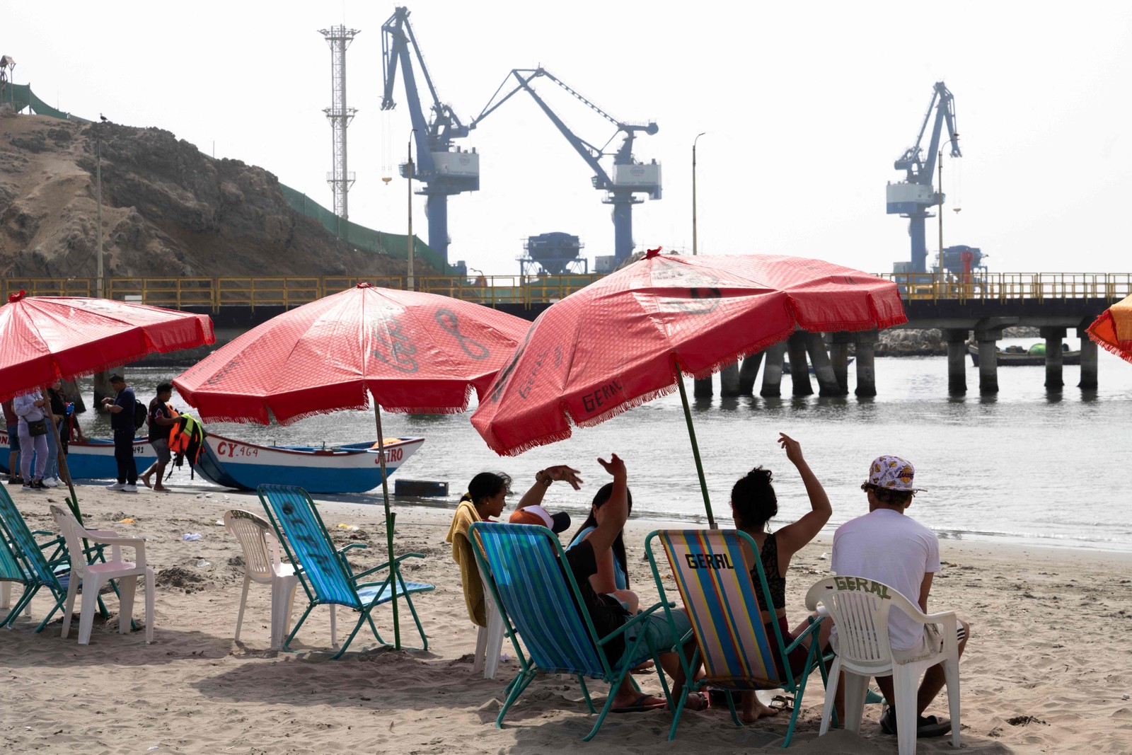 Localizado a 80km ao norte da capital peruana, o porto de águas profundas (cerca de 18 metros), cuja construção começou em 2021, terá inicialmente quatro atracadouros após investimento de US$ 1,3 bilhão — Foto: Cris Bouroncle/AFP