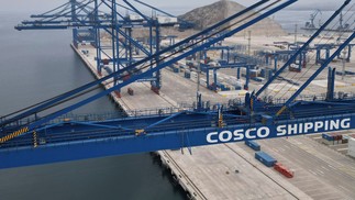 As formas imponentes dos guindastes do novo megaporto de Chancay, ao norte de Lima, refletem a magnitude da infraestrutura financiada pela China que se destina a reforçar a crescente influência do gigante asiático na América Latina — Foto: Cris Bouroncle/AFP