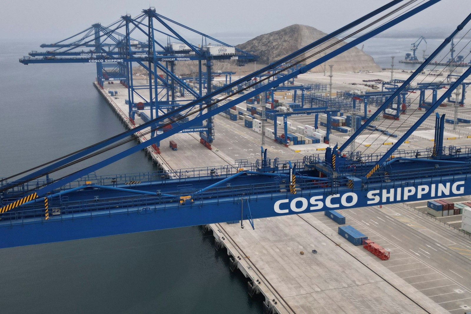As formas imponentes dos guindastes do novo megaporto de Chancay, ao norte de Lima, refletem a magnitude da infraestrutura financiada pela China que se destina a reforçar a crescente influência do gigante asiático na América Latina — Foto: Cris Bouroncle/AFP