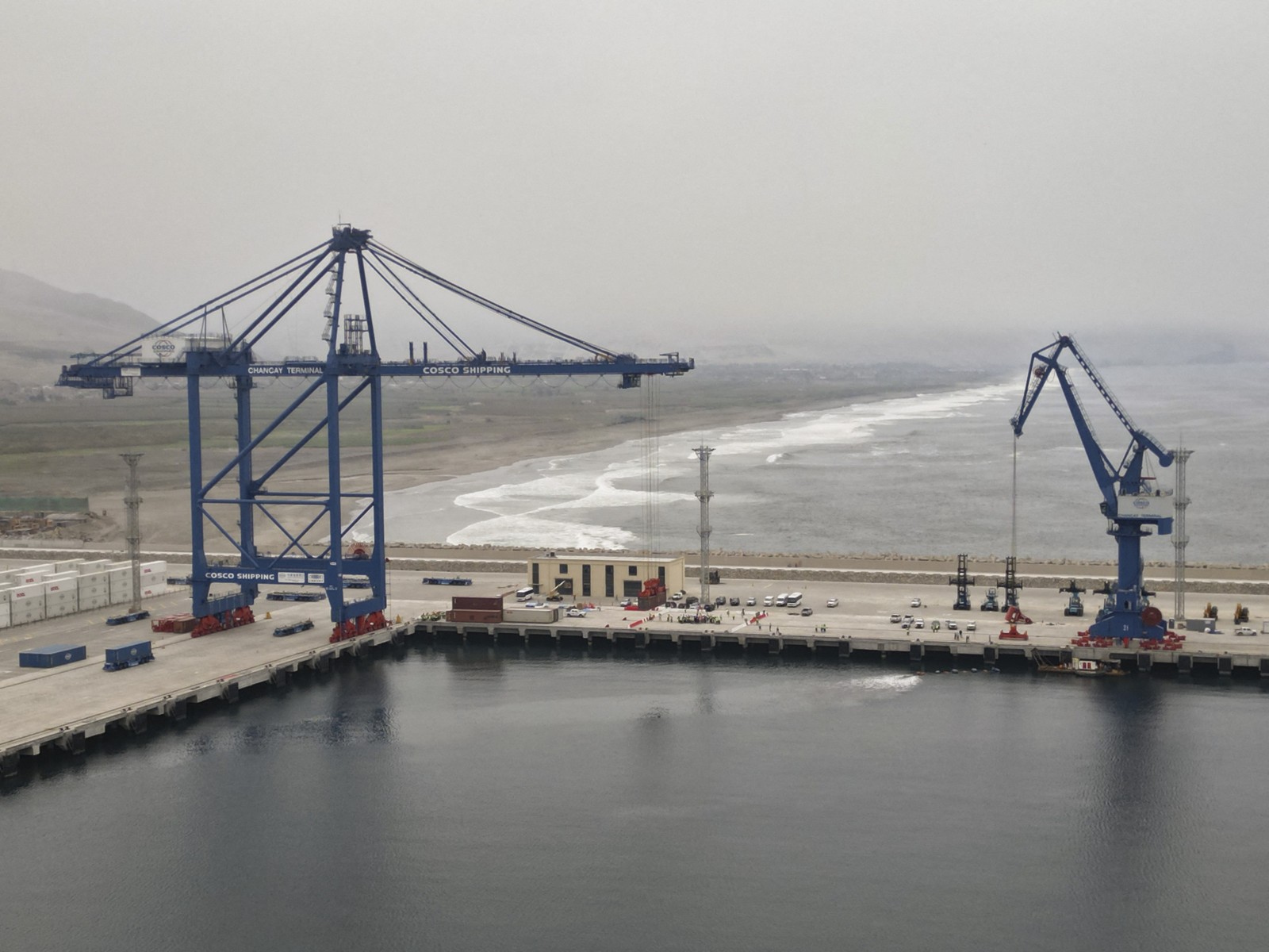Um milhão de contêineres chegariam no primeiro ano, estima a Cosco Shipping Ports, concessionária que assinou contrato de 30 anos — Foto: Cris Bouroncle/AFP