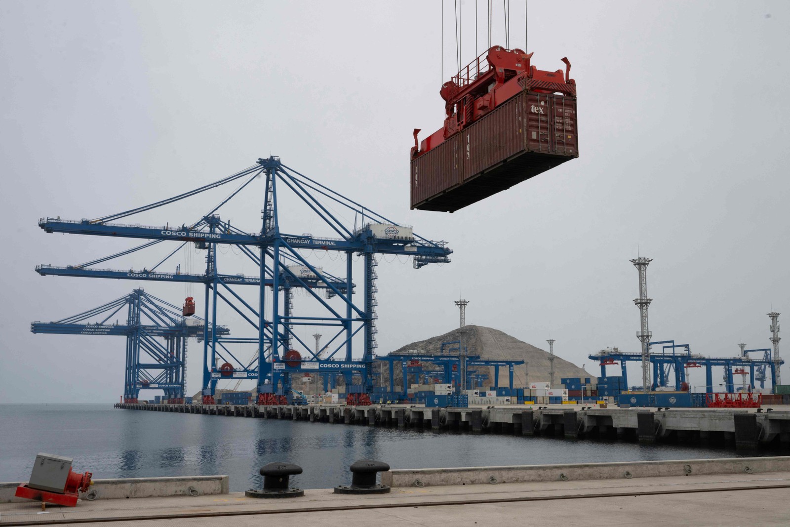 Segundo a Cosco Shipping Ports, o terminal reduzirá o custo de transporte de e para Peru, Chile, Colômbia, Equador e Brasil, que não precisarão mais utilizar portos do México e dos Estados Unidos para seu comércio com a Ásia — Foto: Cris Bouroncle/AFP
