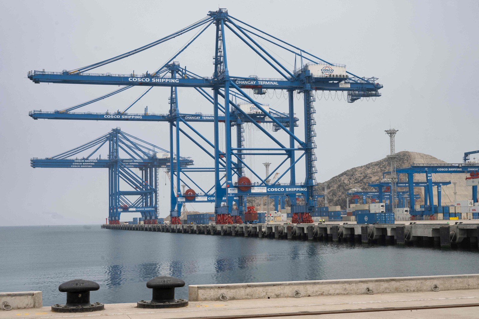 O projeto final prevê 15 cais e um investimento total de 3,5 bilhões de dólares. O porto terá uma área de 141 hectares e receberá navios de até 24 mil contêineres — Foto: Cris Bouroncle/AFP