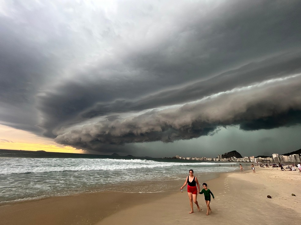 Nuvem de chuva encobre a Praia de Copacabana  — Foto: Gabriel de Paiva / Agência O Globo