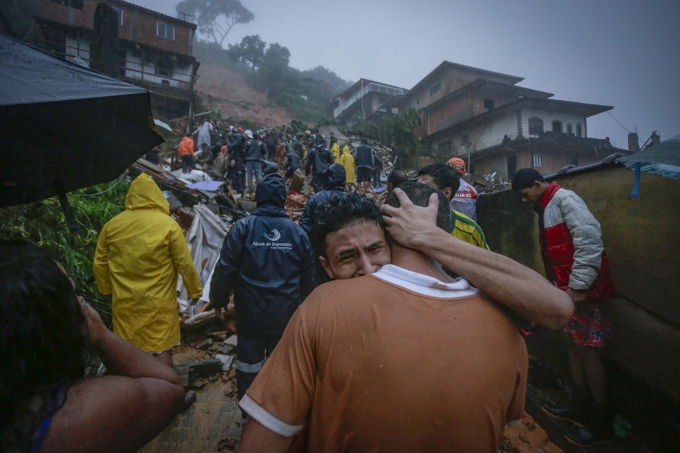 Em março, a cobertura do desabamento de uma casa em Petrópolis, na Região Serrana Fluminense, tomou os noticiários. Na foto, vizinhos ajudam no resgate de vítimas soterradas no bairro Alto Independência — Foto: Domingos Peixoto