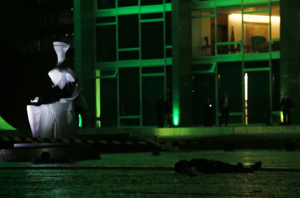 Homem identificado como Francisco Wanderley Luiz explode bombas em frente a estátua do Supremo Tribunal Federal — Foto: Cristiano Mariz/Agência O Globo