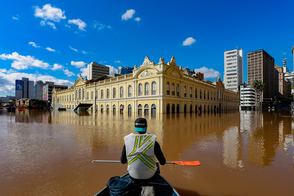 As enchentes que tomaram o Rio Grande do Sul após os temporais que assolaram o estado foram destaque nos jornais. Na foto, centro histórico de Porto Alegre — Foto: Edilson Dantas / O Globo