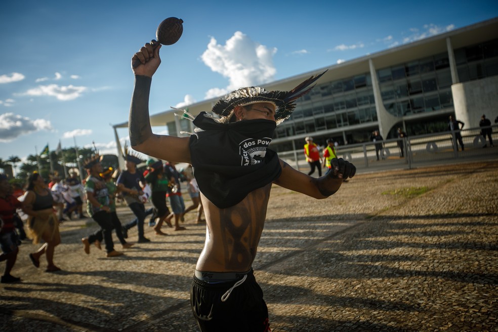 Acampamento Terra Livre Marcha com o mote “Nosso marco é ancestral. Sempre estivemos aqui” — Foto: Brenno Carvalho / Agência O Globo