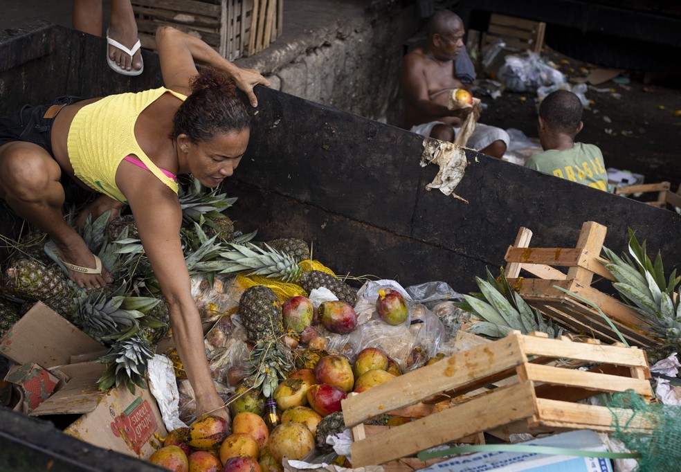 Dados do IBGE mostraram que a fome ainda atinge 8,6 milhões de pessoas no Brasil. Na foto, Uriane do Carmo Barral. Ela revira caçambas de lixo no Ceasa, atrás de frutas e legumes para alimentar filhos e neta — Foto: Márcia Foletto