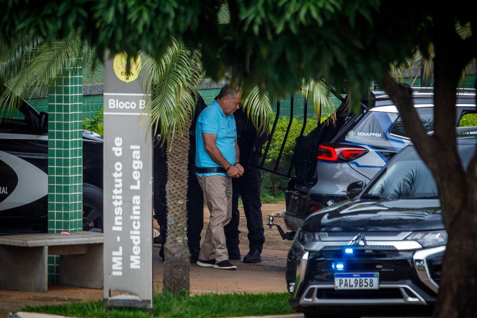 Caso Marielle Franco: Chiquinho (de azul) no Instituto Médico Legal de Brasília — Foto: Brenno Carvalho / Agência O Globo